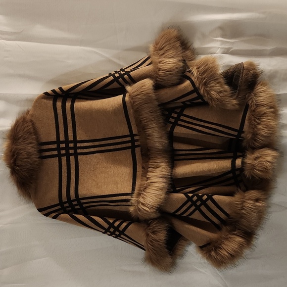 MOSNOVA SHRUGS | Cape - Picture 5 of 9